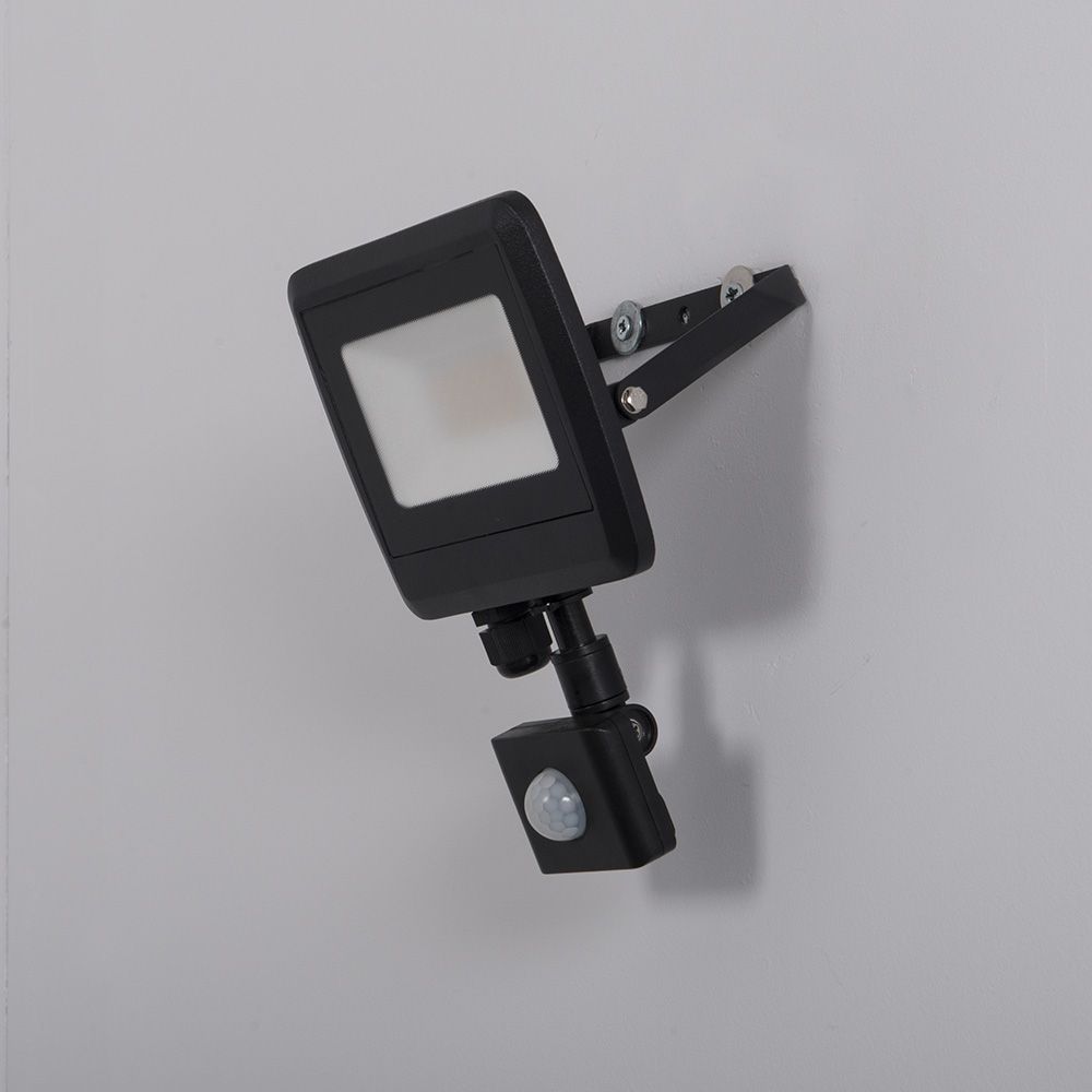 KSR Siena Cr 30W 2775lm IP65 LED Floodlight with PIR Black 4000K