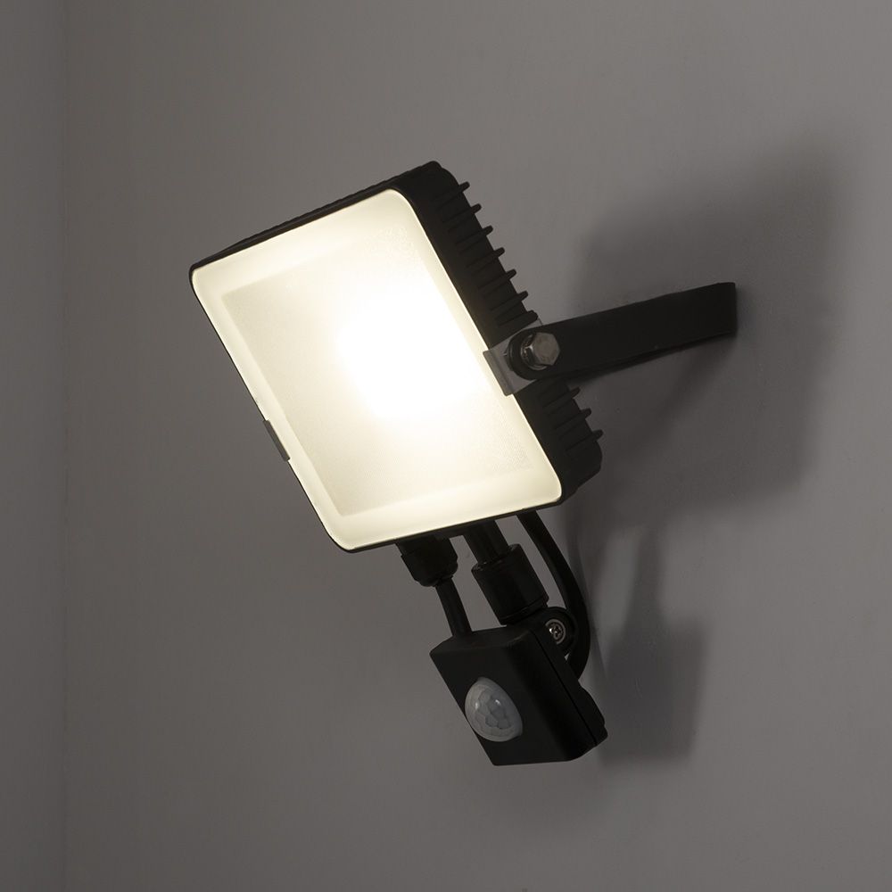 KSR Siena CL 20W 2110lm IP65 LED Polycarbonate Floodlight with Manual Overide PIR Black 4000K