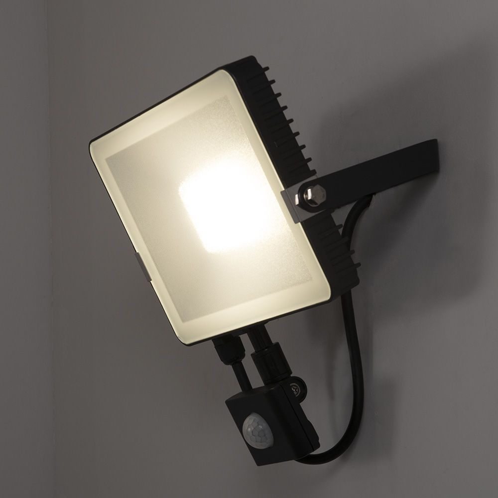 KSR Siena CL 30W 3205lm IP65 LED Polycarbonate Floodlight with Manual Overide PIR Black 4000K